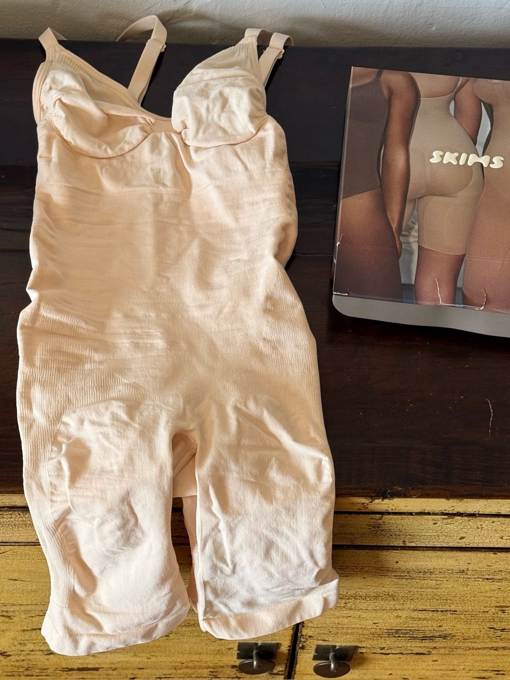 UNWORN ✨ SKIMS Sculpting Bodysuit Mid Thigh Open Gusset - Sand